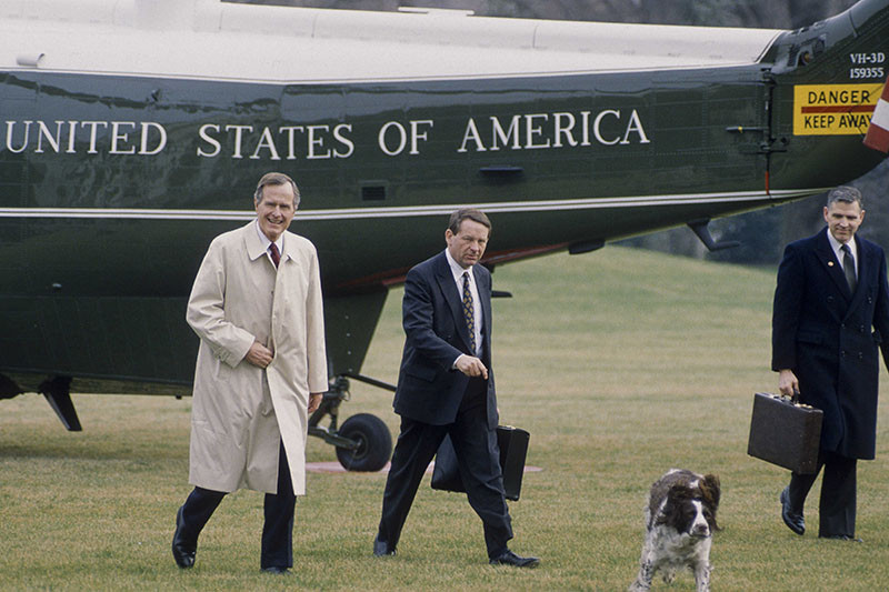Джордж Буш-младший с собакой Рэйнджер