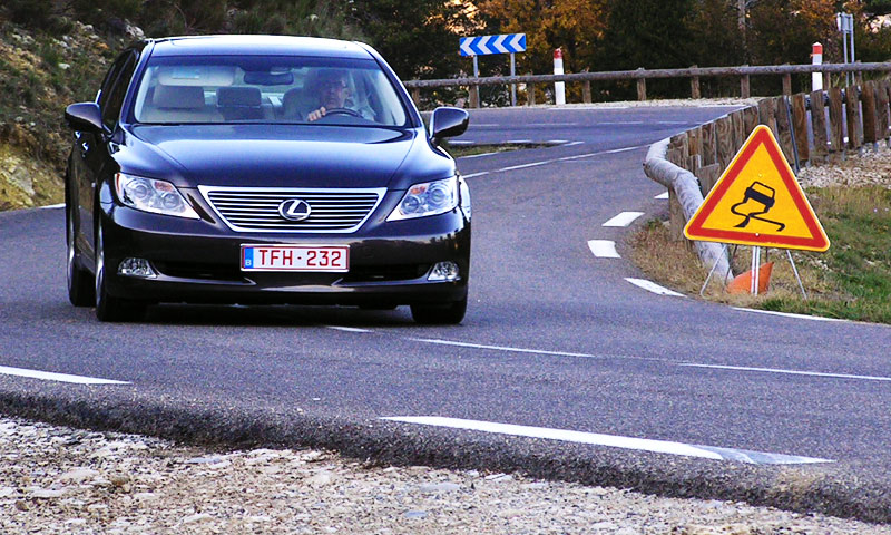 В России Lexus LS460 будет ездить без мозгов