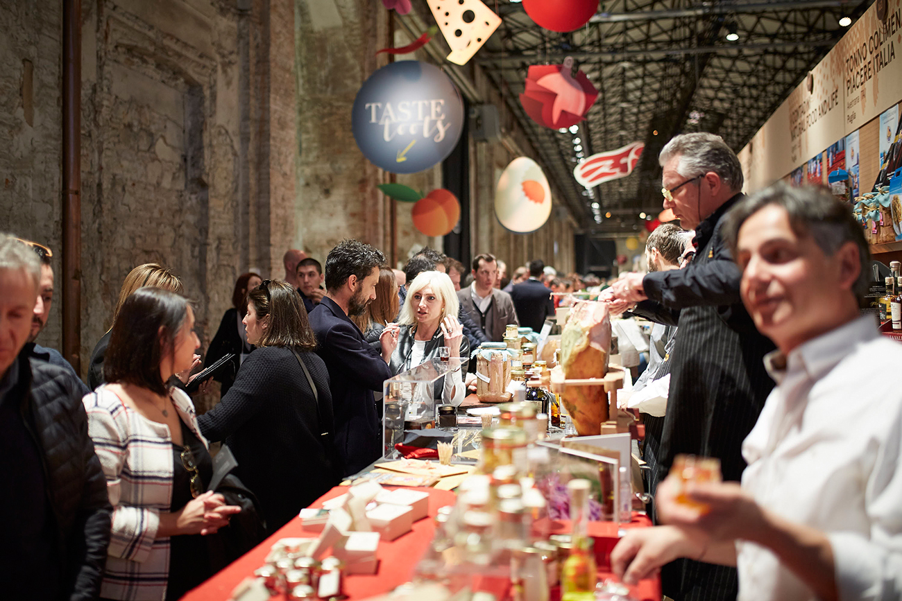Гигантская по своим масштабам выставка Pitti Taste без проблем ежегодно заполняется толпами профессионалов и поклонников качественных продуктов, умудряющихся одновременно нюхать, жевать, слушать, говорить и, конечно, смеяться. И это понятно — итальянская, как, впрочем, и любая другая действительно хорошая еда невозможна без душевного общения