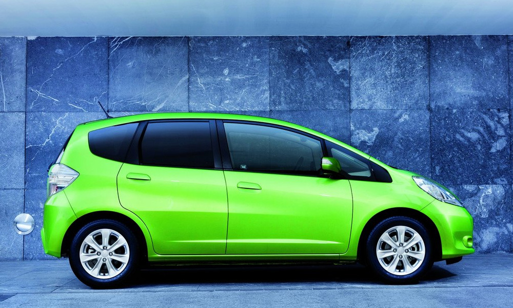 В Японии начались продажи гибридной Honda Fit