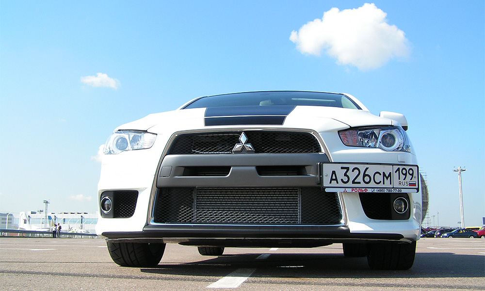 Mitsubishi Evo X учит жизни настоящих мужчин