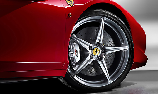 Ferrari сгорела в центре Москвы после ДТП