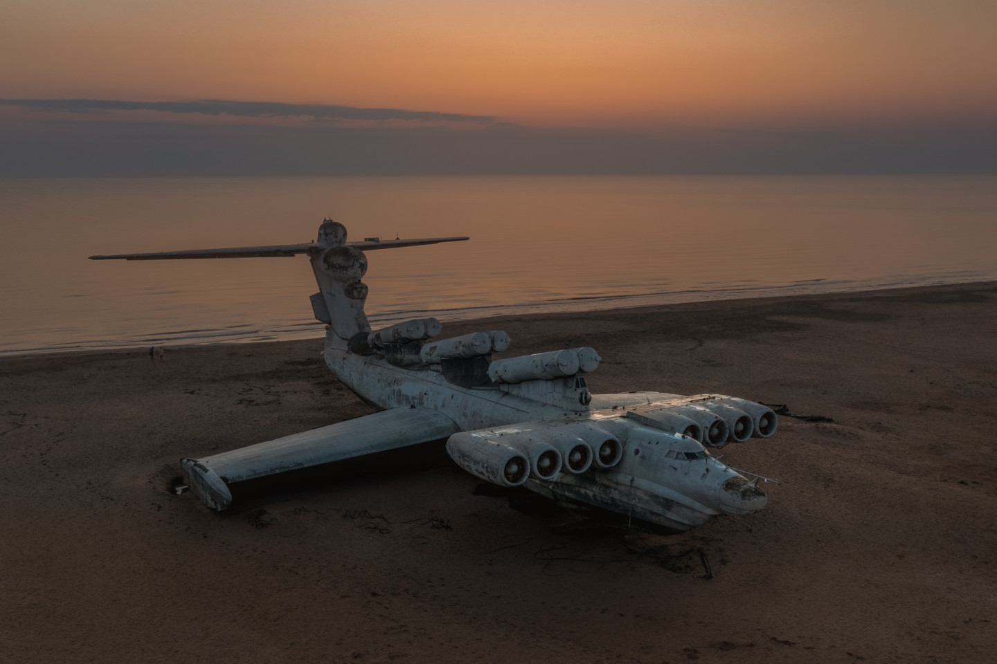 Экраноплан «Лунь» на берегу Каспийского моря
