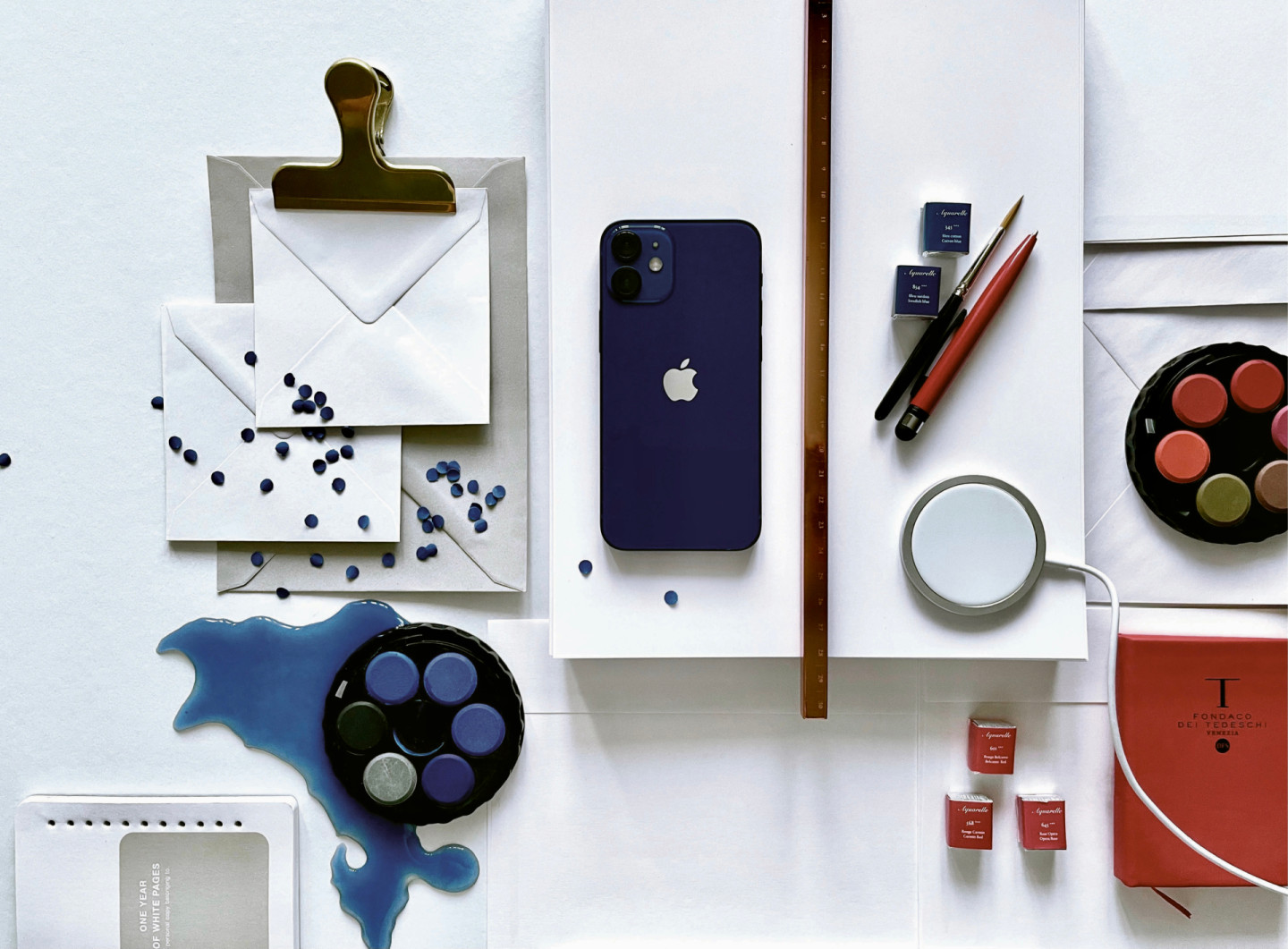 iPhone 12 mini, зарядное устройство MagSafe, зажим для бумаг и линейка, Hay (designboom.ru)