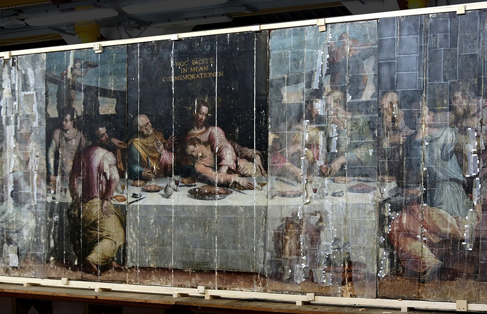 Полотно Джорджо Вазари «Тайная вечеря» во время реставрации