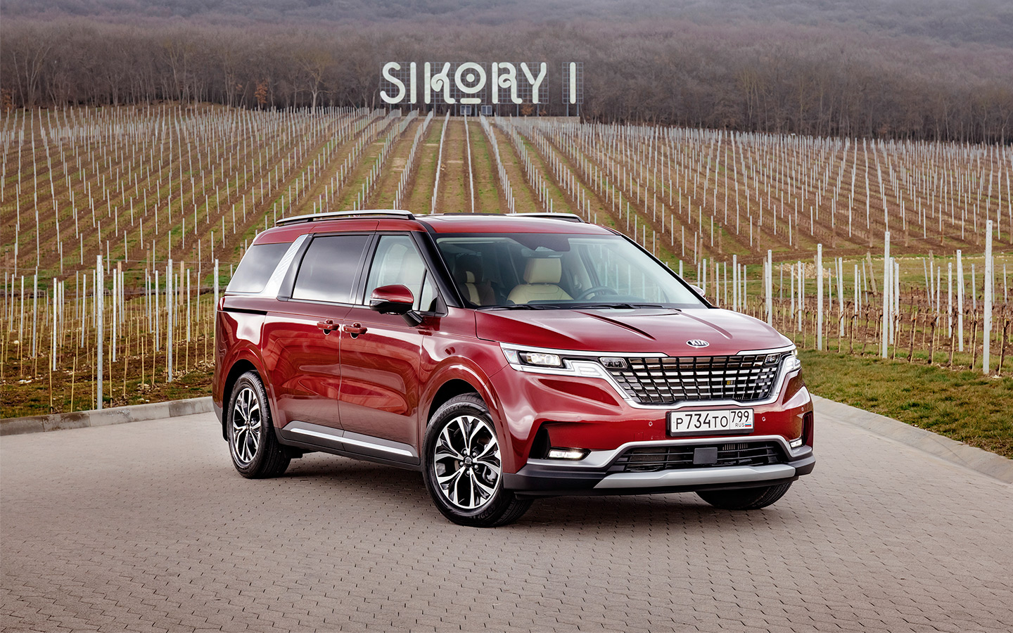 Праздник по заявкам. Тест-драйв минивэна Kia Carnival