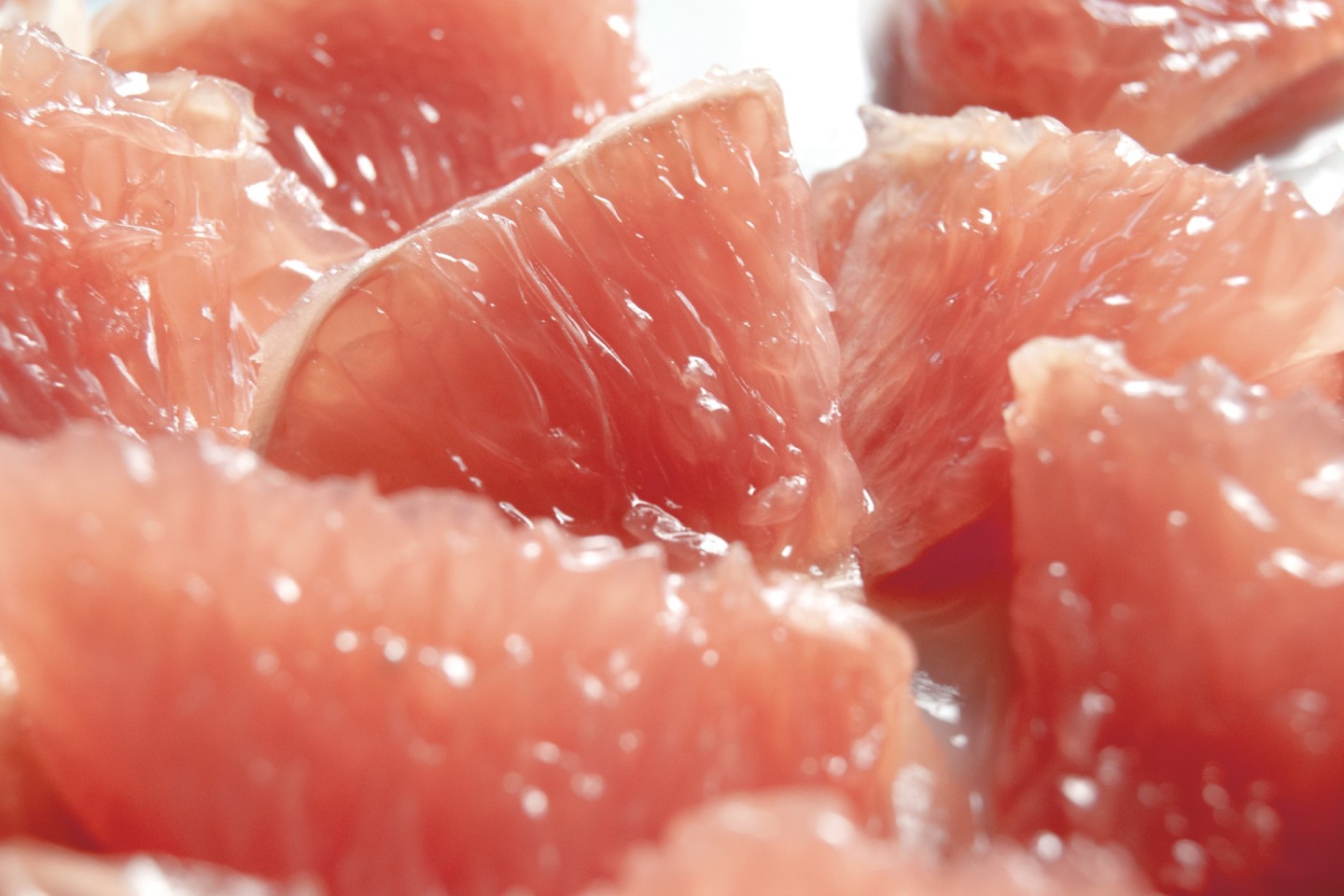 В грейпфруте много клетчатки, которая помогает нормализовать вес: она продлевает чувство сытости, и за счет этого потребляется меньше калорий