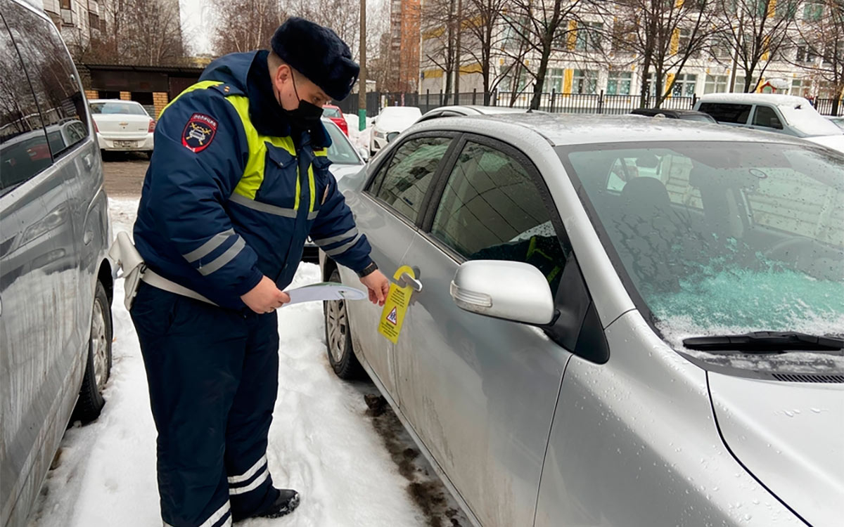 В Москве ГИБДД развесила на машинах водителей дорхенгеры. Что это такое