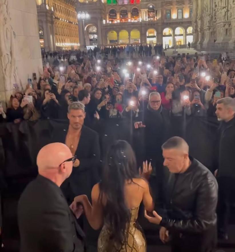 Ким Кардашьян и дизайнеры Dolce & Gabbana на площади Дуомо перед ужином в честь телезвезды