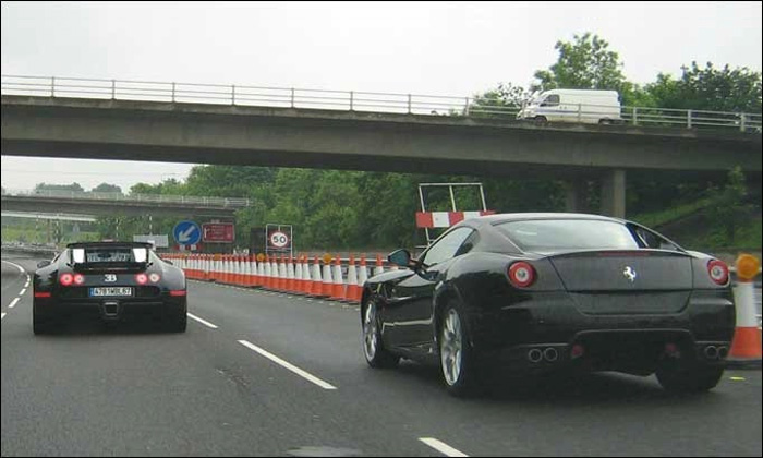 Bugatti Veyron и Ferrari 599 устроили гонки на шоссе
