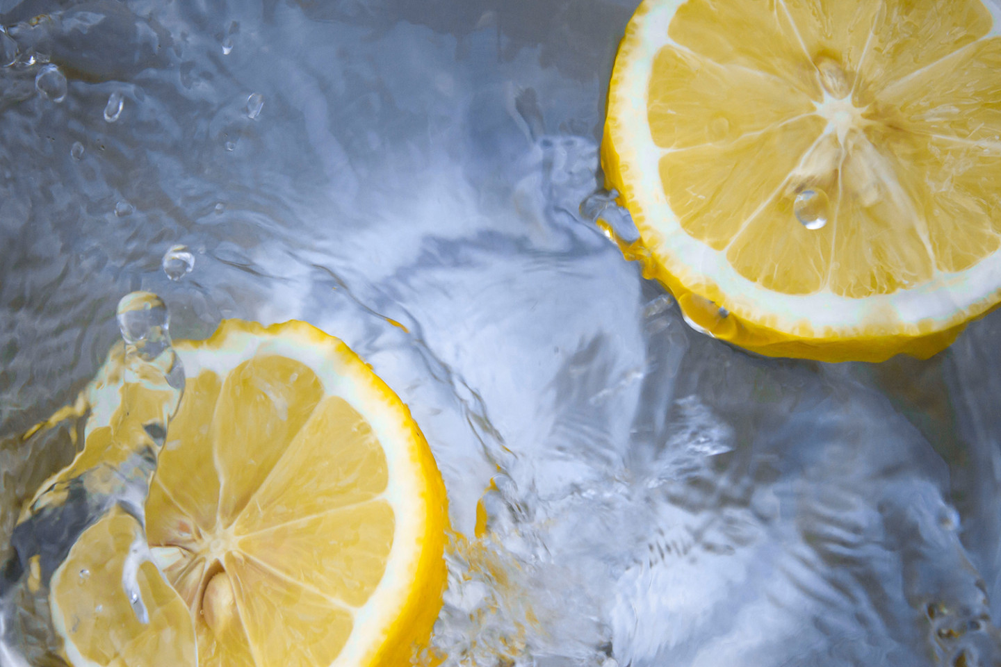 Вода, кубик льда или ломтик лимона – популярные средства при борьбе с икотой