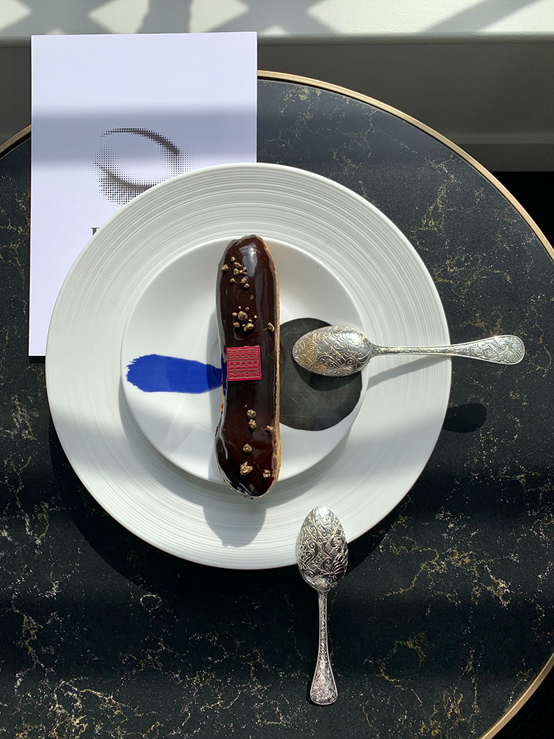 Шоколадный эклер, тарелка Joan Miro, Bernardaud, ©Successió Miró / ADAGP, Paris 2019, кофейные ложки Jardin d`Eden, Christofle
