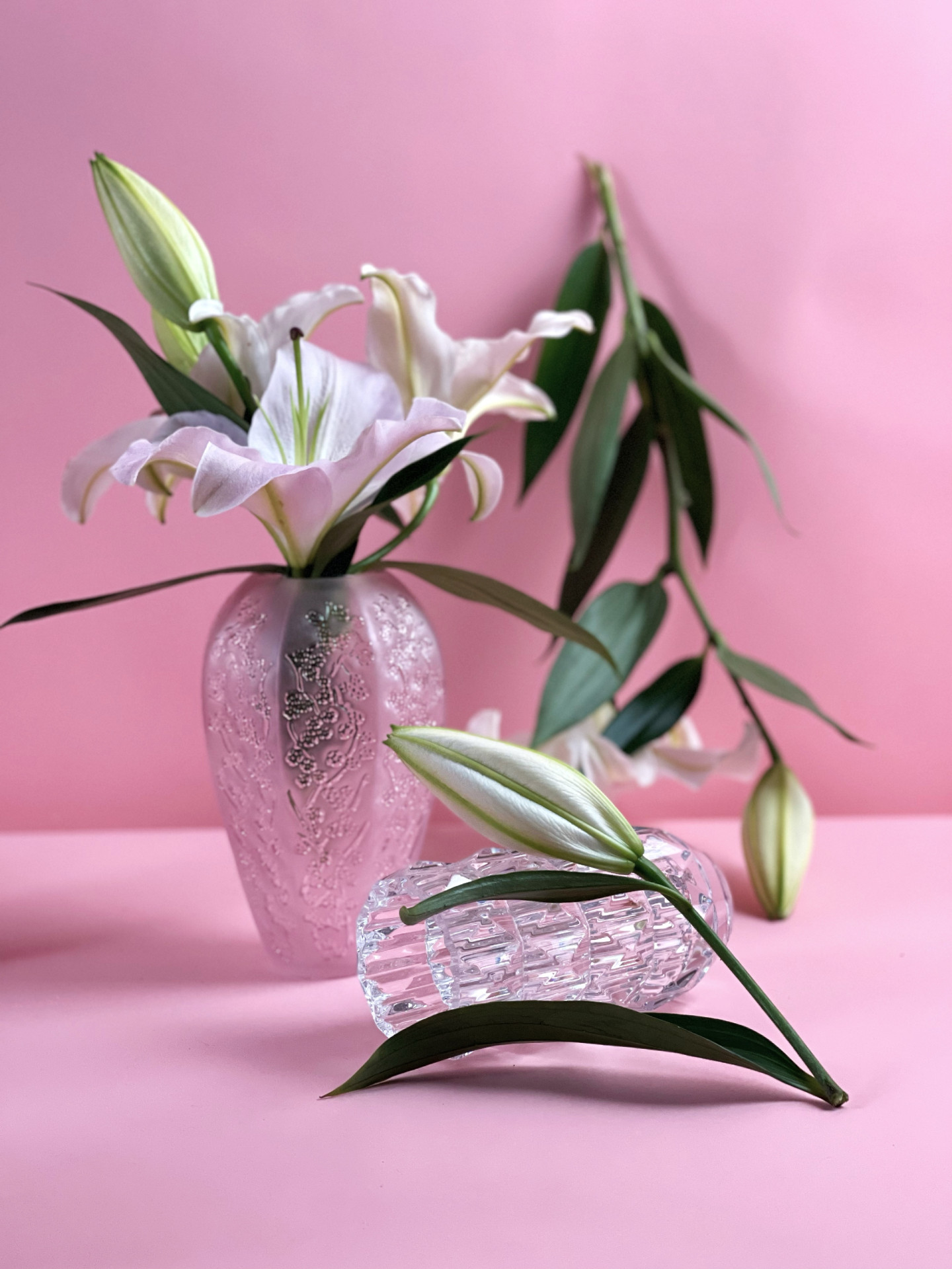 Ваза Sakura, Lalique, ЦУМ; ваза Louxor, Baccarat, ЦУМ; цветы — флористическая студия Amnesia