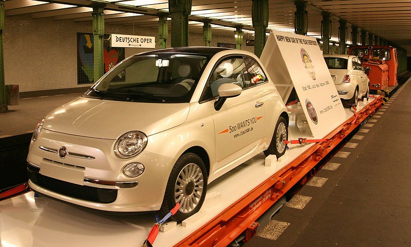 Гомосексуальный FIAT 500 катается на метро в Берлине