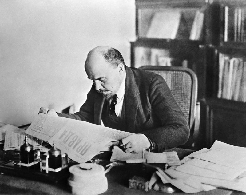 Владимир Ильич Ленин в своем кабинете в Кремле, 1918 год