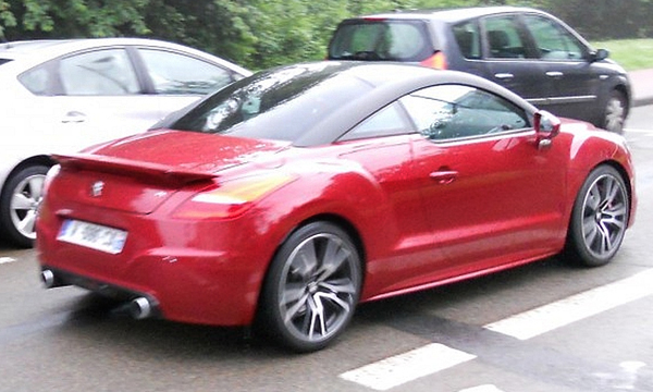 Peugeot RCZ R попал в объективы фотошпионов