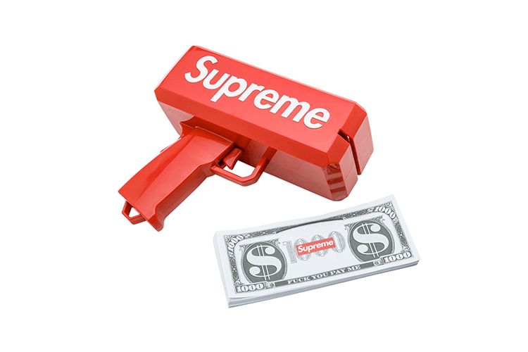 Деньгомет и банкноты с логотипом Supreme