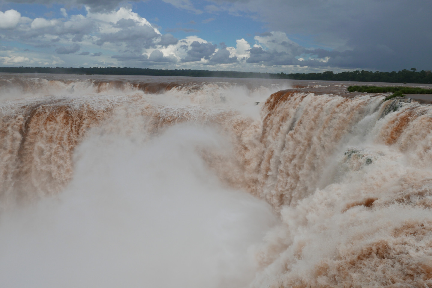 «Горло дьявола» — крупнейший из водопадов Игуасу