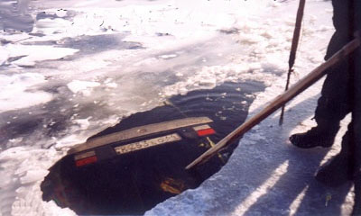 В Петербурге иномарка упала в реку и ушла под лед