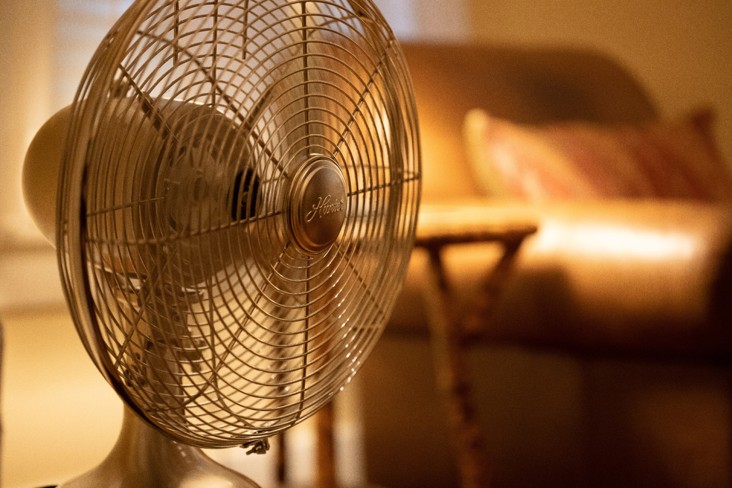 Вентилятор в помещении с температурой выше 35 °C будет только усиливать перегрев