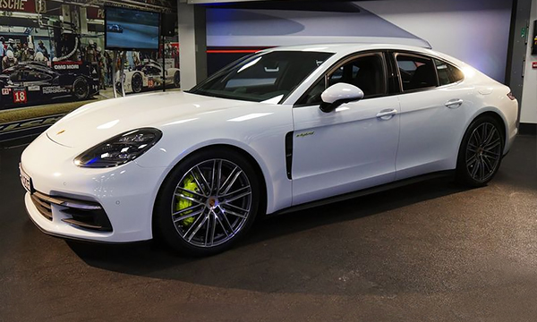 Новая Porsche Panamera стала гибридом
