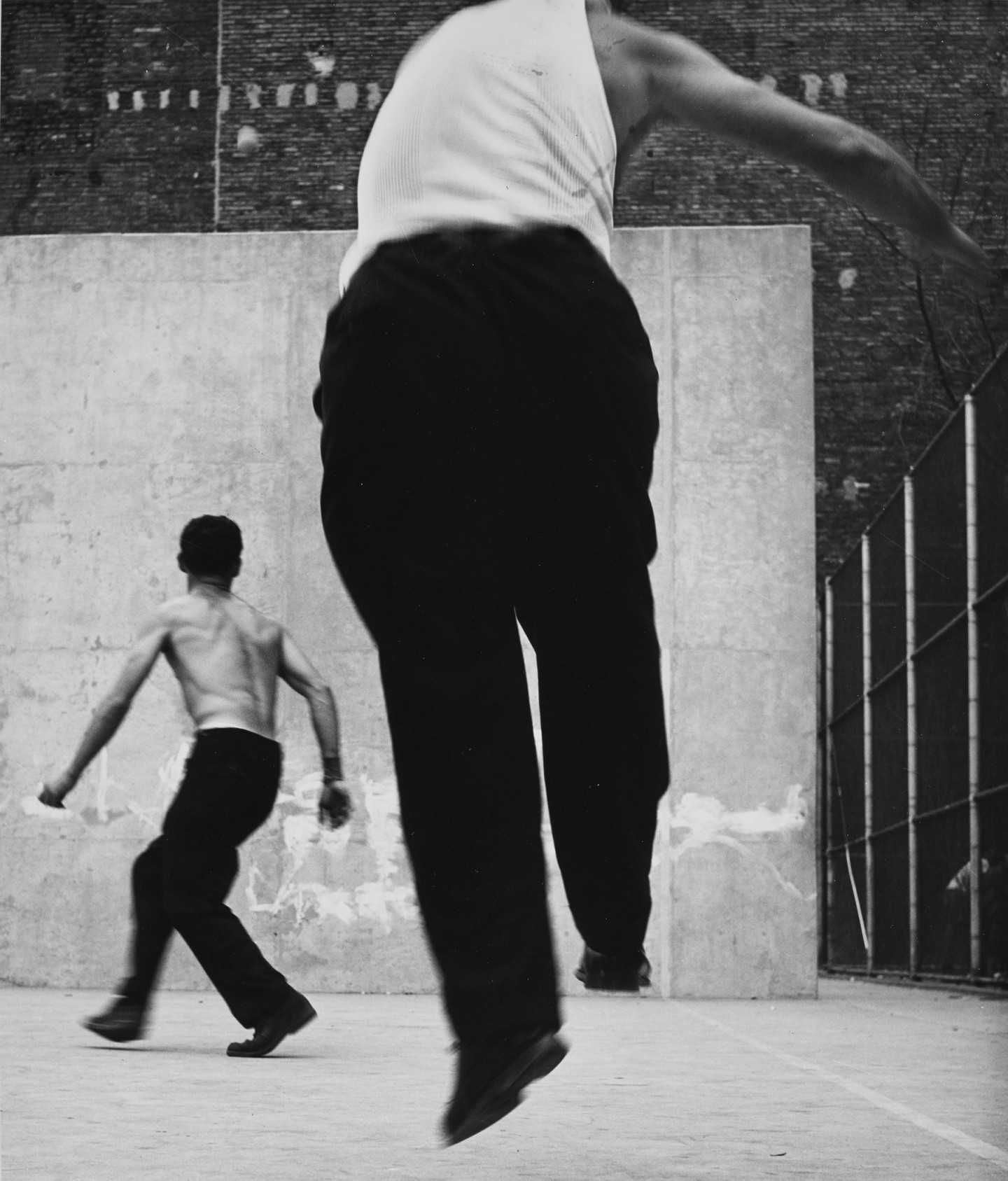 Leon Levinstein. «Handball Players». Houston Street, New York, 1955