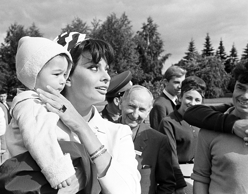 Фото гагарин и софи лорен