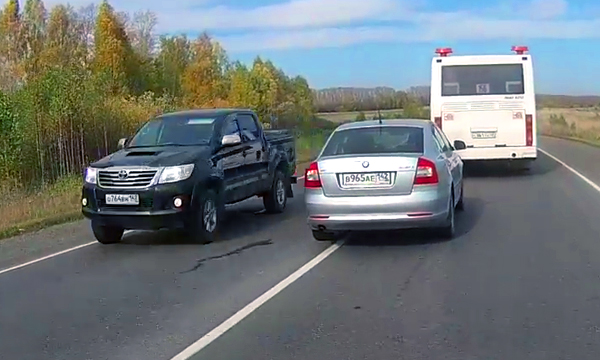 «Шашки» с «воспитателем»: примеры опасного вождения показали на видео