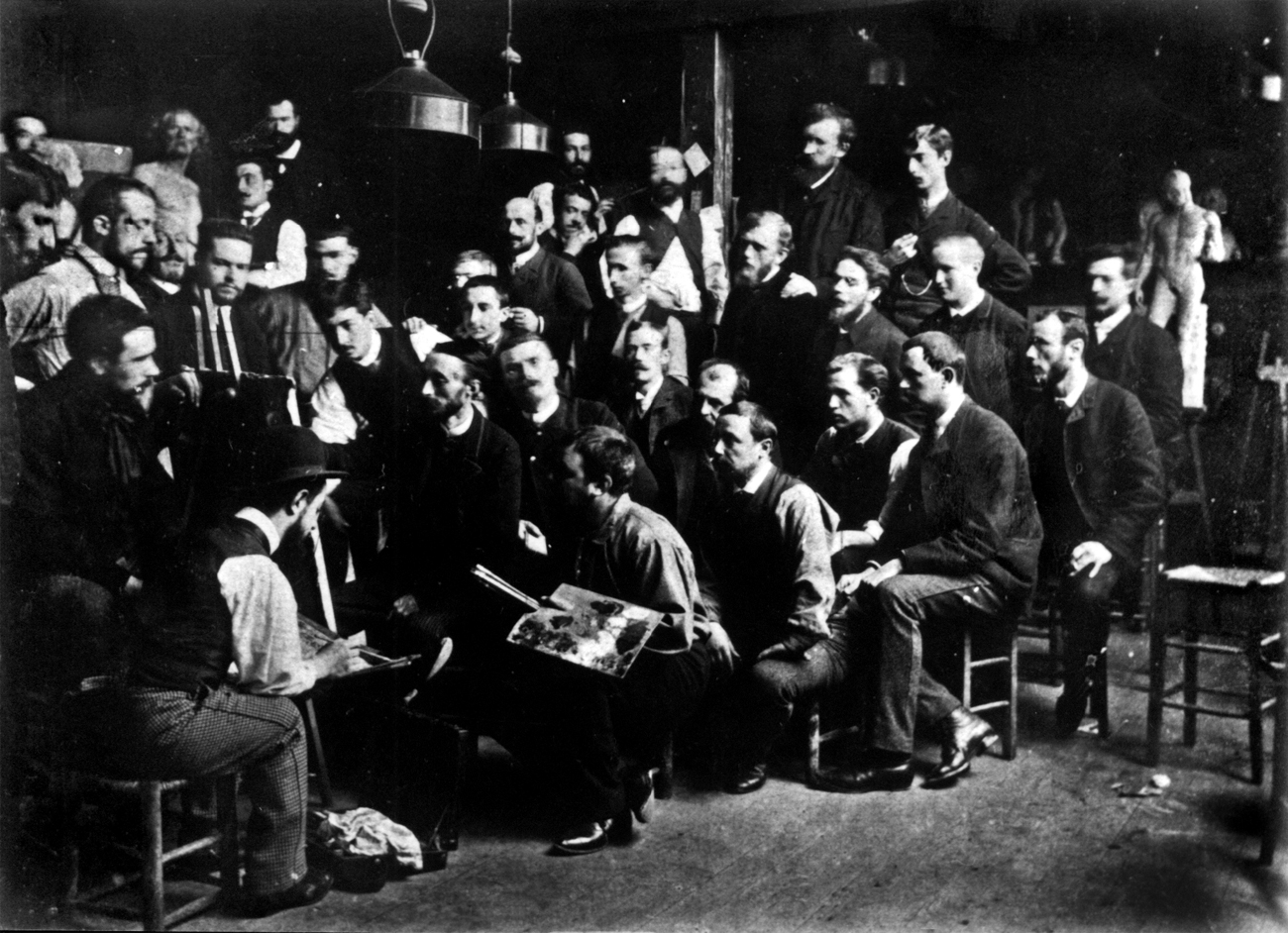 Ателье Фернана Кормона (ок. 1885). С палитрой в руке — Фернан Кормон, в котелке спиной к камере — Анри де Тулуз-Лотрек, в правом верхнем углу — Эмиль Бернар