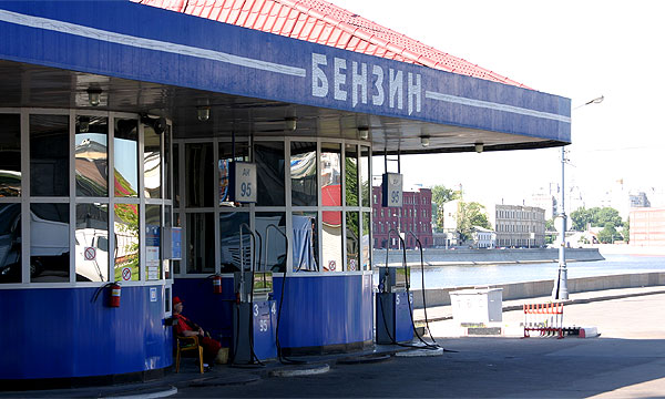С дорогим бензином борются гибридами и газом