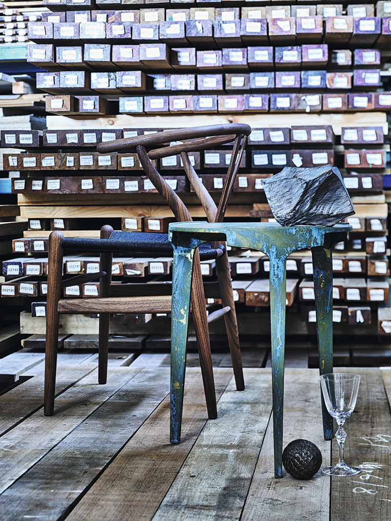 Кресло CH24 | Wishbone chair, Carl Hansen & Søn и стол Hero, Studio Piet Boon (все — салон Krassky)
Скульптура, коллекция Василия Пепеляева (booroom gallery)
Пресс-папье Southern Day, Yachtline (yachtline.ru)
Бокал для красного вина «Моцарт», Moser («Дом Фарфора»)