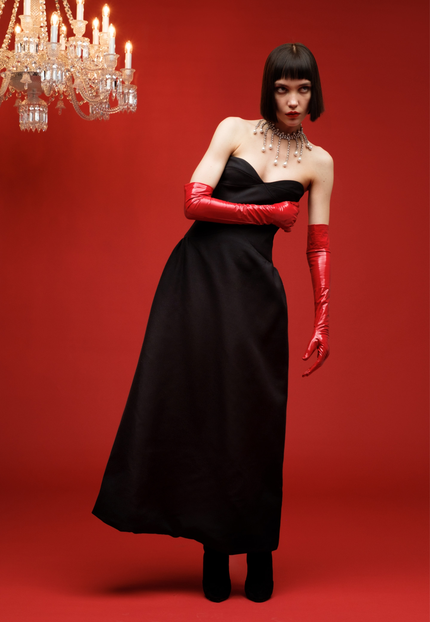 Платье Khaite, 146 500 руб., сапоги Saint Laurent, 121 500 руб., чокер Area, 34 650 руб.