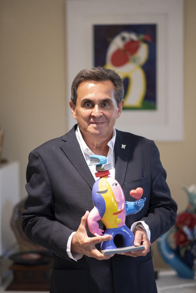 Доктор Габриэль Серрано Санмигель со скульптурой «Мыслитель» Хуана Рипольеса