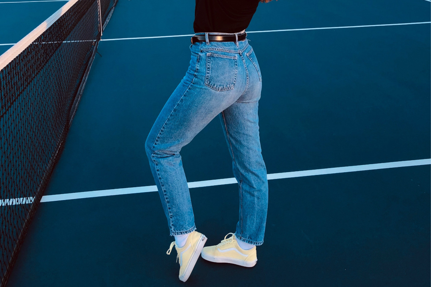 При типе фигуры «груша» избегайте укороченных и облегающих штанов, отдавая предпочтение моделям, которые визуально удлиняют силуэт, например, прямым классическим джинсам