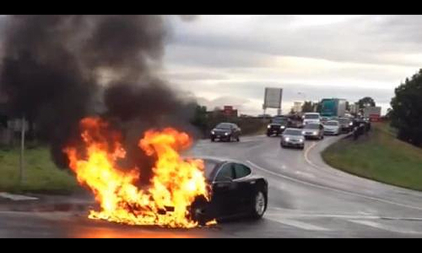 Tesla объяснила возгорание своего электрокара