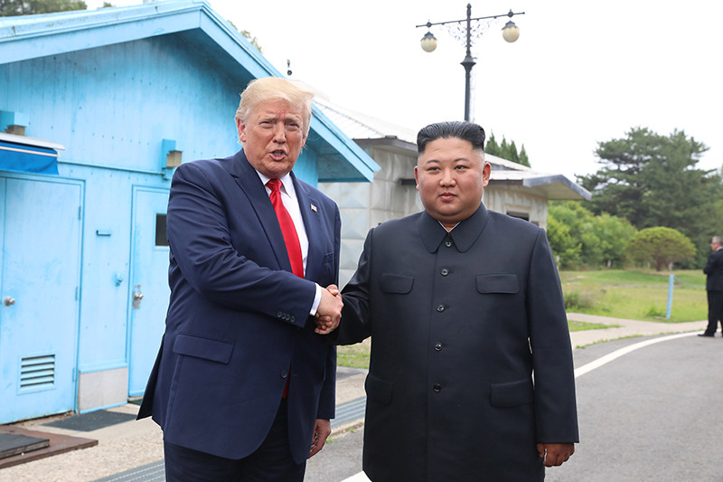 Дональд Трамп и Ким Чен Ын 30 июня 2019 года в демилитаризованной зоне, Пханмунджом