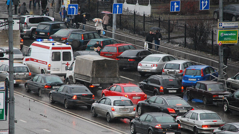 Как трогаться на автомате в горку в пробке