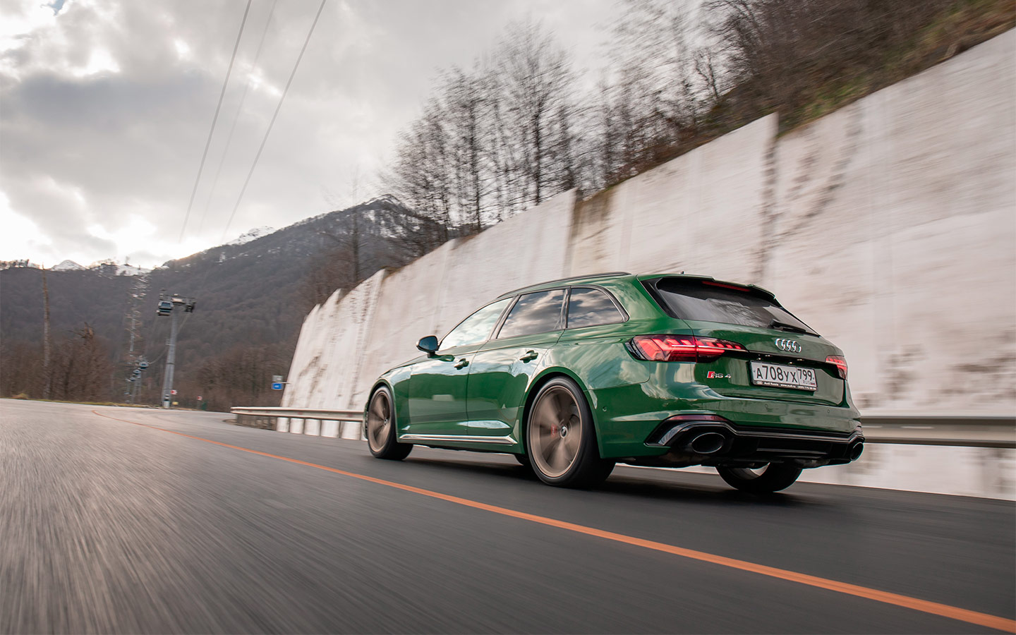 Audi RS 5 в версии купе на 150 кг легче универсала RS 4, да и колесная база меньше на целых 60 миллиметров. За счет этого двухдверка ощущается более юркой и подвижной, но по-настоящему заметно это только при очень быстрой езде по серпантинам.