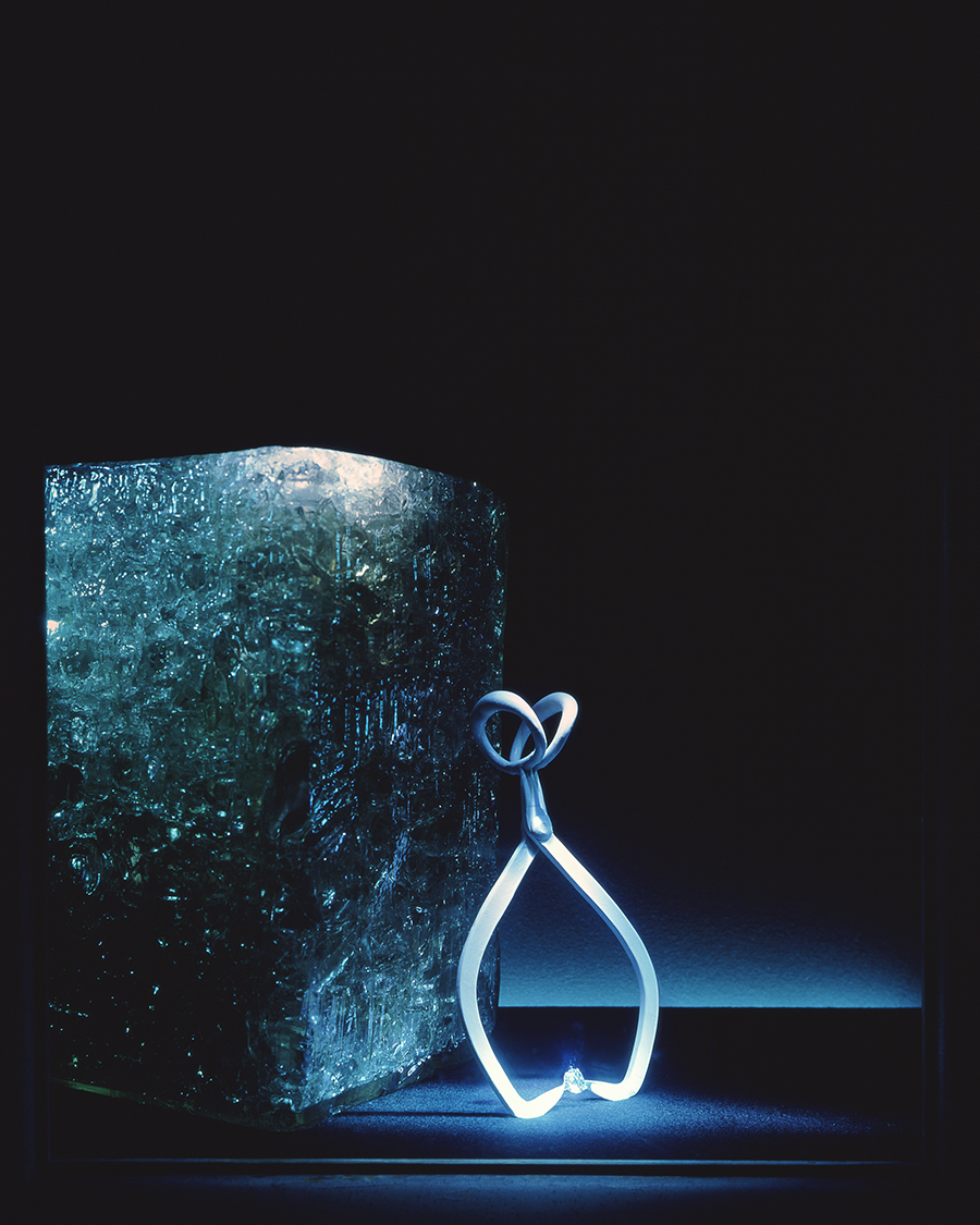Бриллиант, зажатый в щипцах, — одна из самых знаменитых витрин Джина Мура для Tiffany & Co.