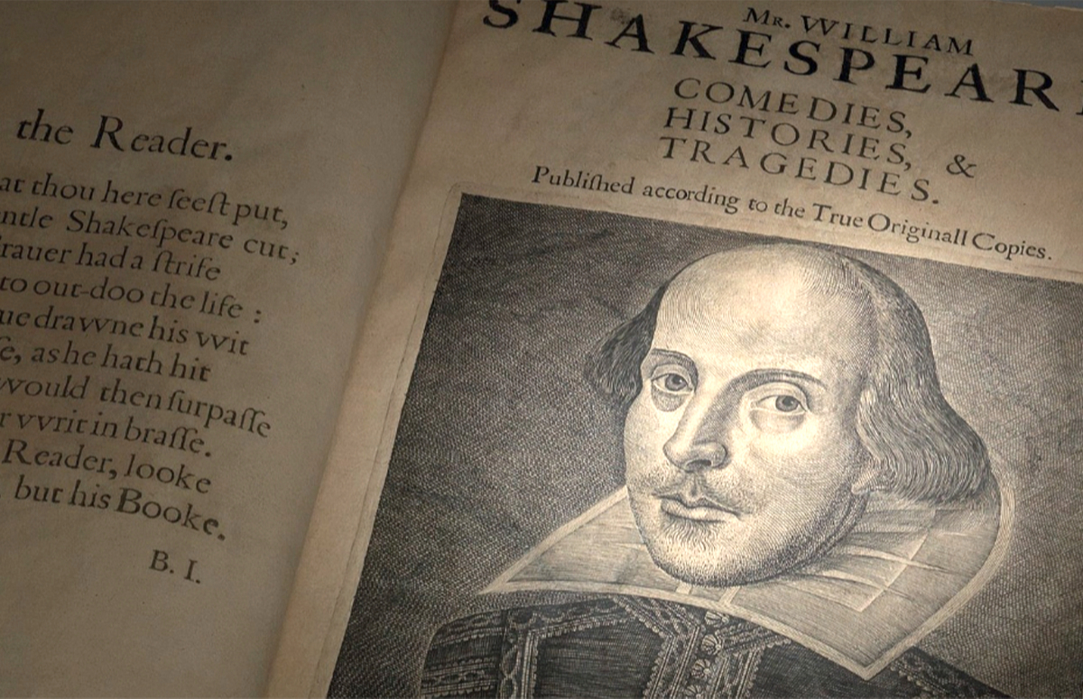 Шекспир написал пьесу. Уильям Шекспир первое Фолио. Фолио Шекспира. Первое Фолио Уильям Шекспир книга. Шекспир портрет Фолио.