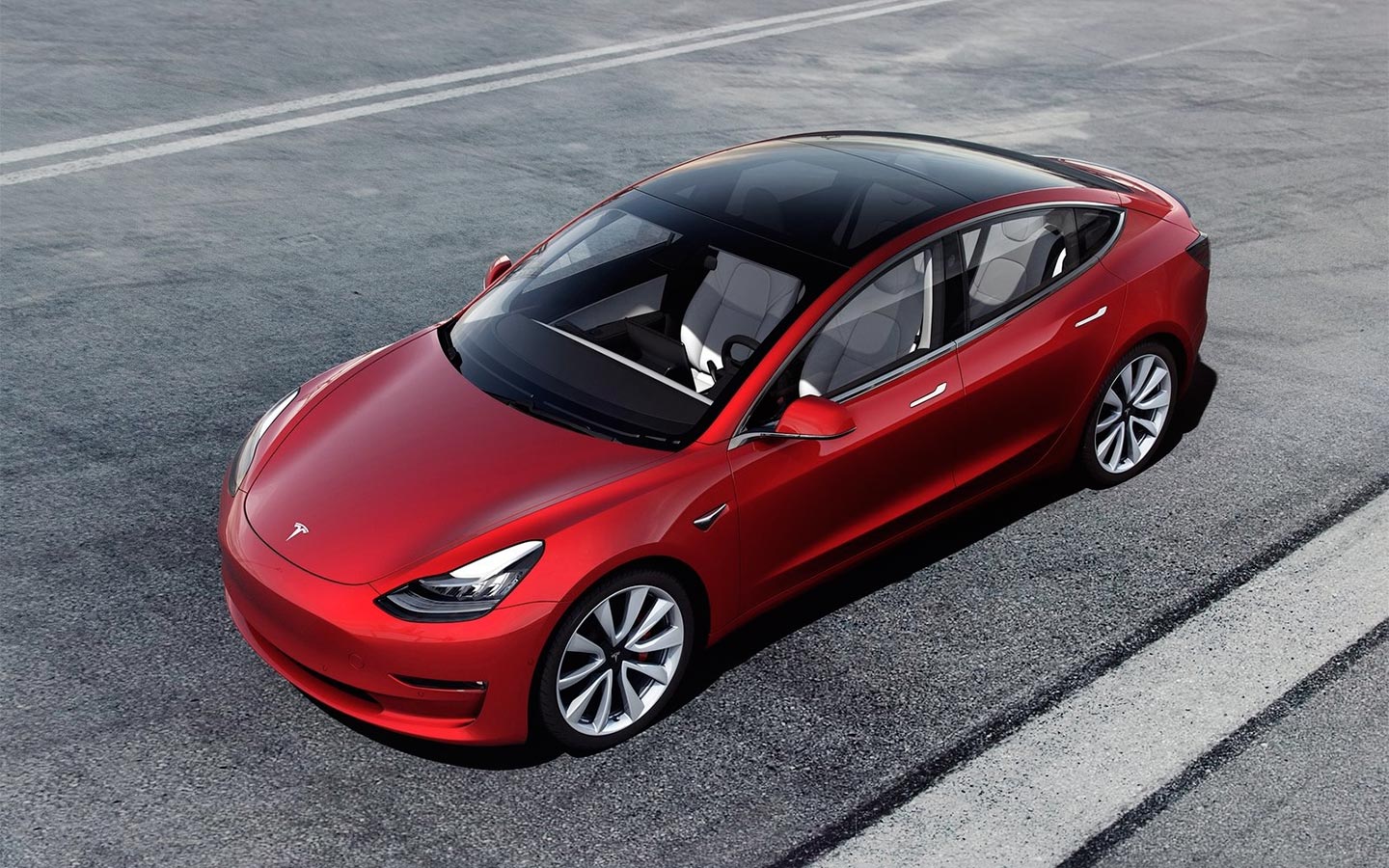 Tesla Model 3</p><p>» /></p><p>«Младший» электрокар Tesla дебютировал в США весной 2016 года. Спустя сутки американская компания получила более 200 тыс. заявок на покупку самой доступной модели! На данный момент в России Tesla официально не продаются, что, впрочем, не помешало Model 3 стать вторым по популярности электромобилем по итогам 2021 года. Реализацией машин занимаются сторонние импортеры, у которых можно заказать Model 3 по цене от 5,8 млн руб.</p><h2><span class=