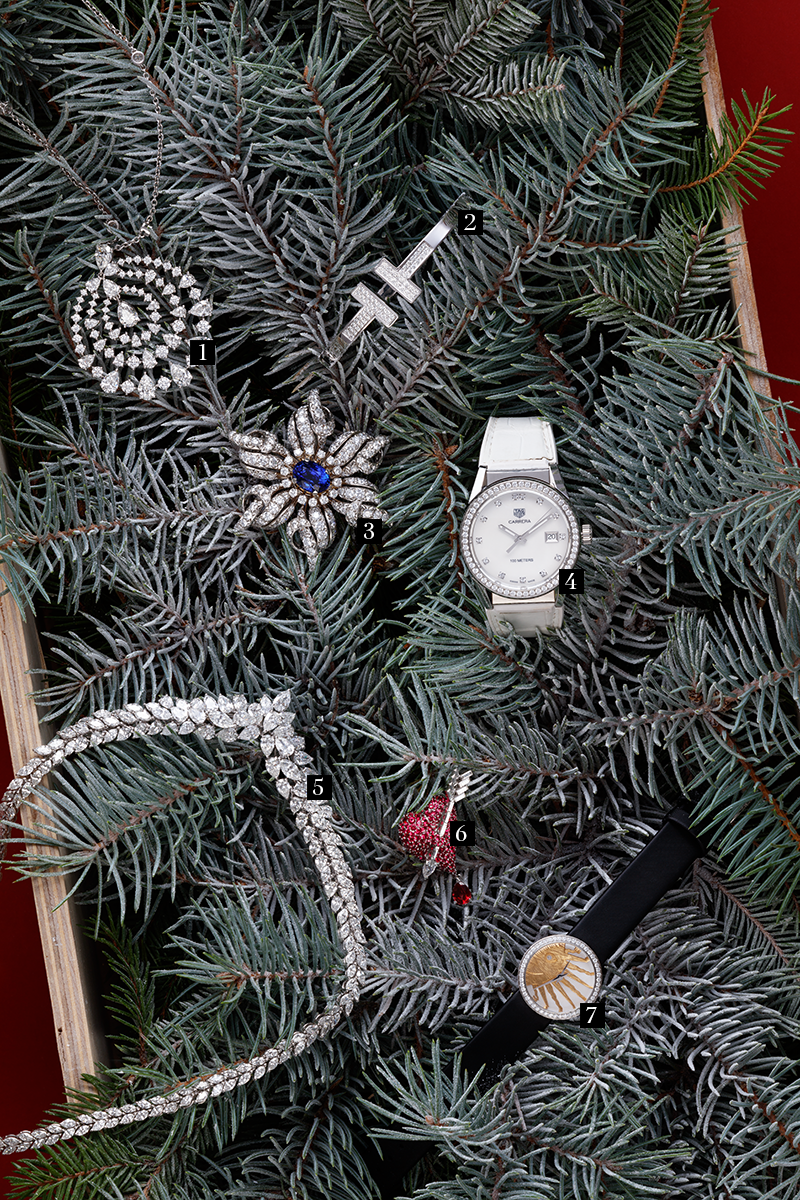 1. Колье Classic, Mercury (бутик Mercury)
2. Браслет Tiffany T Square, Tiffany & Co. (бутик Tiffany & Co.)
3. Брошь Tiffany & Co. (бутик Tiffany & Co.)
4. Часы TAG Heuer Carrera, 36 mm, TAG Heuer (бутик Tag Heuer)
5. Колье Classic, Mercury (бутик Mercury)
6. Брошь Dior Joaillerie (бутик Dior)
7. Часы La D de Dior Rose Céleste, Dior Horlogerie (бутик Dior)