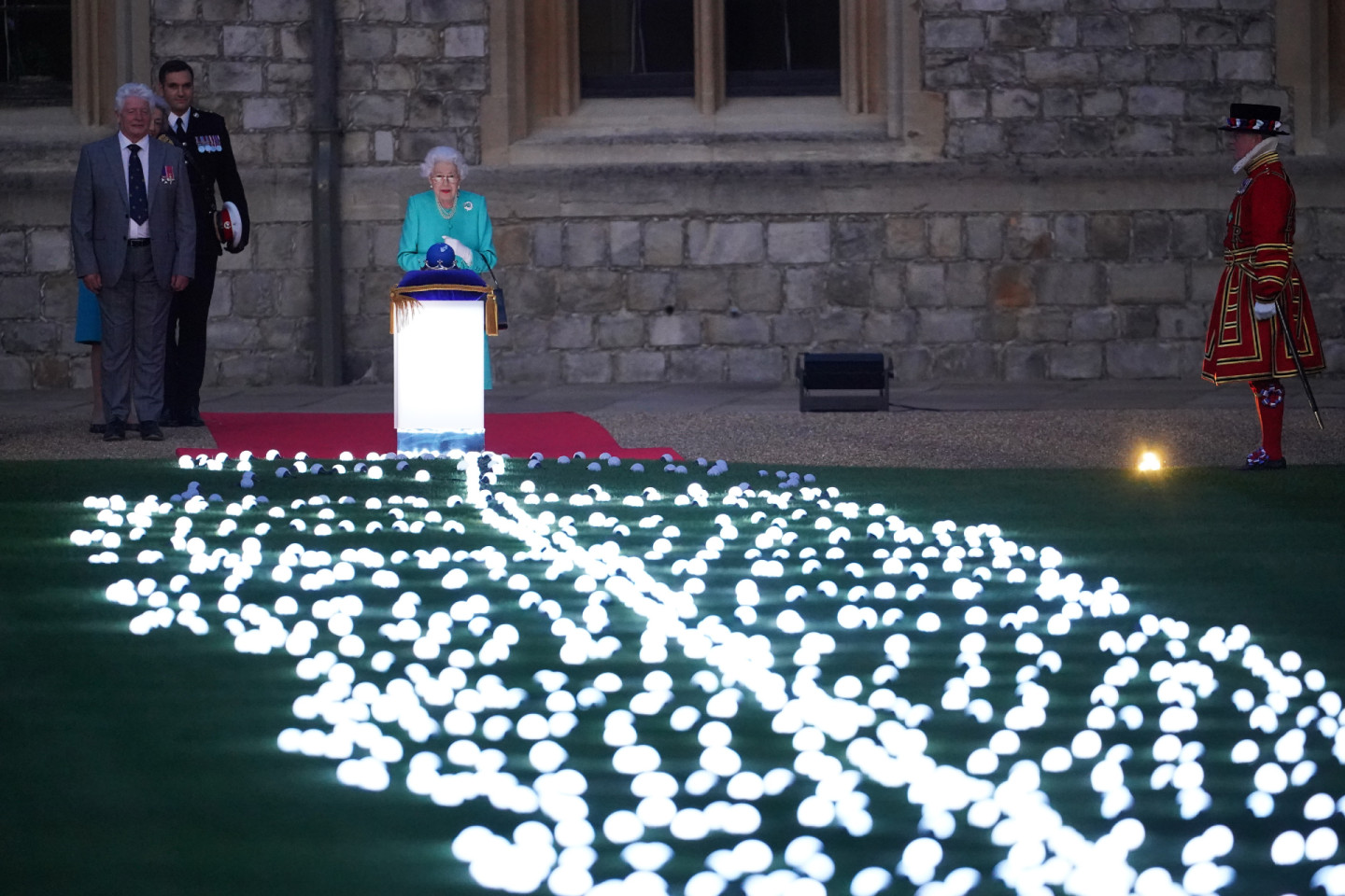 Королева Елизавета II зажигает огни в Виндзорском замке, 2 июня 2022