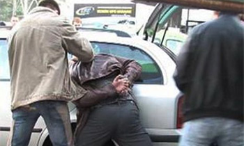 В центре Москвы поймали вора, укравшего из машины почти миллион рублей