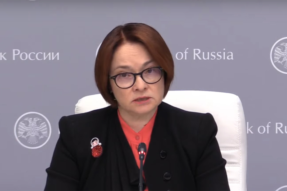 Эльвира Набиуллина с брошью в виде неваляшки