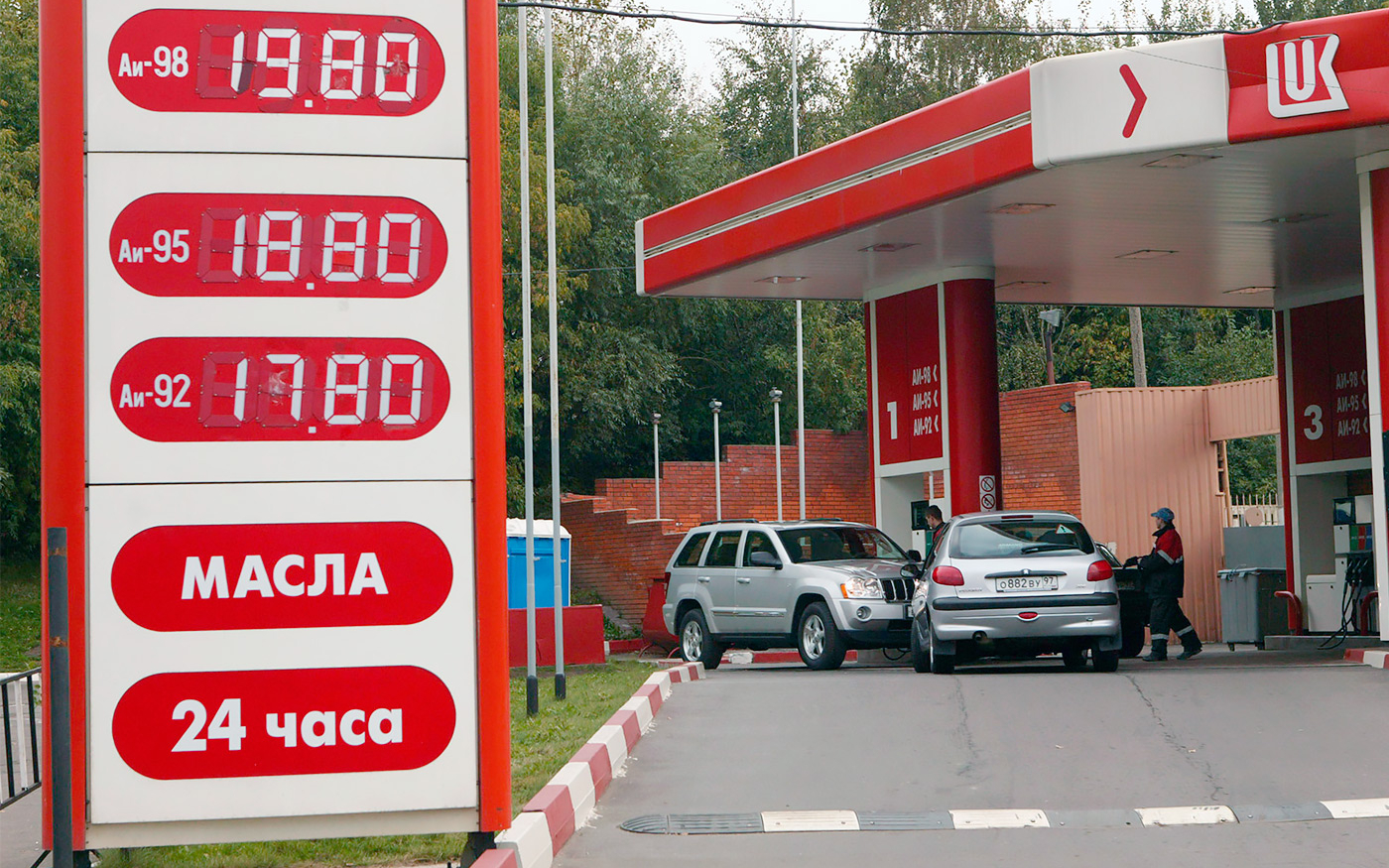 в каком году бензин стоил 20 рублей в россии. 756194481527625. в каком году бензин стоил 20 рублей в россии фото. в каком году бензин стоил 20 рублей в россии-756194481527625. картинка в каком году бензин стоил 20 рублей в россии. картинка 756194481527625. 15 рублей, 25 рублей, 30 рублей. Сегодня сложно представить, что когда-то в нашей стране цена литра топлива исчислялась копейками. Правда, одна копейка тогда стоила больше, чем нынешний рубль