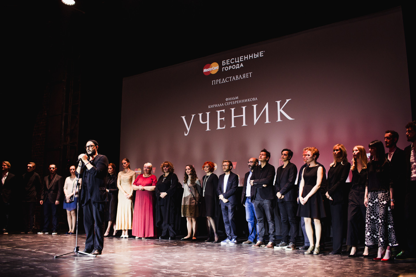 Кирилл Серебренников со съемочной группой