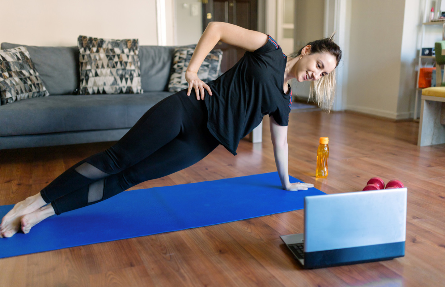 Гимнастика для шеи: 11 упражнений, которые снимут напряжение и улучшат осанку - Лайфхакер