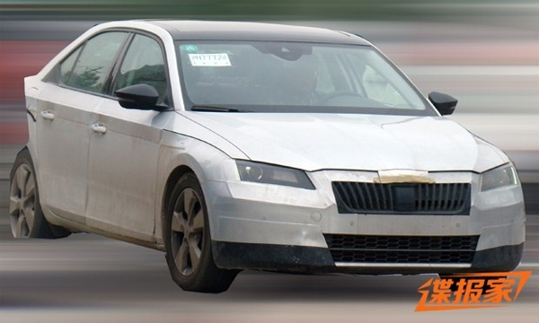 Новое поколение Skoda Superb замечено на тестах