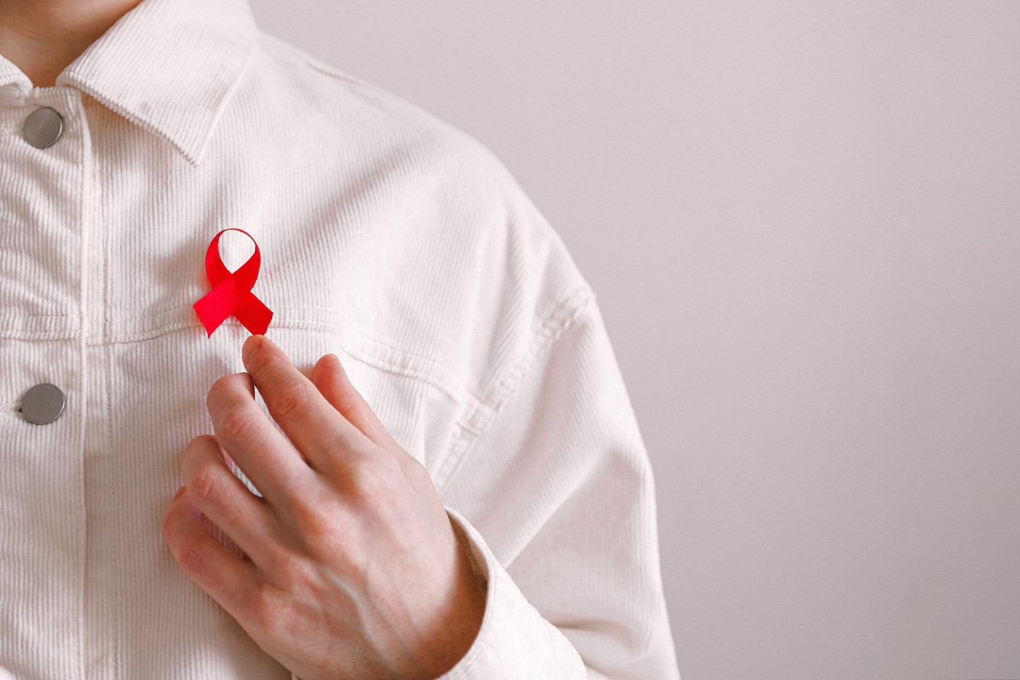 Красная лента — символ солидарности с ВИЧ-инфицированными людьми
 
